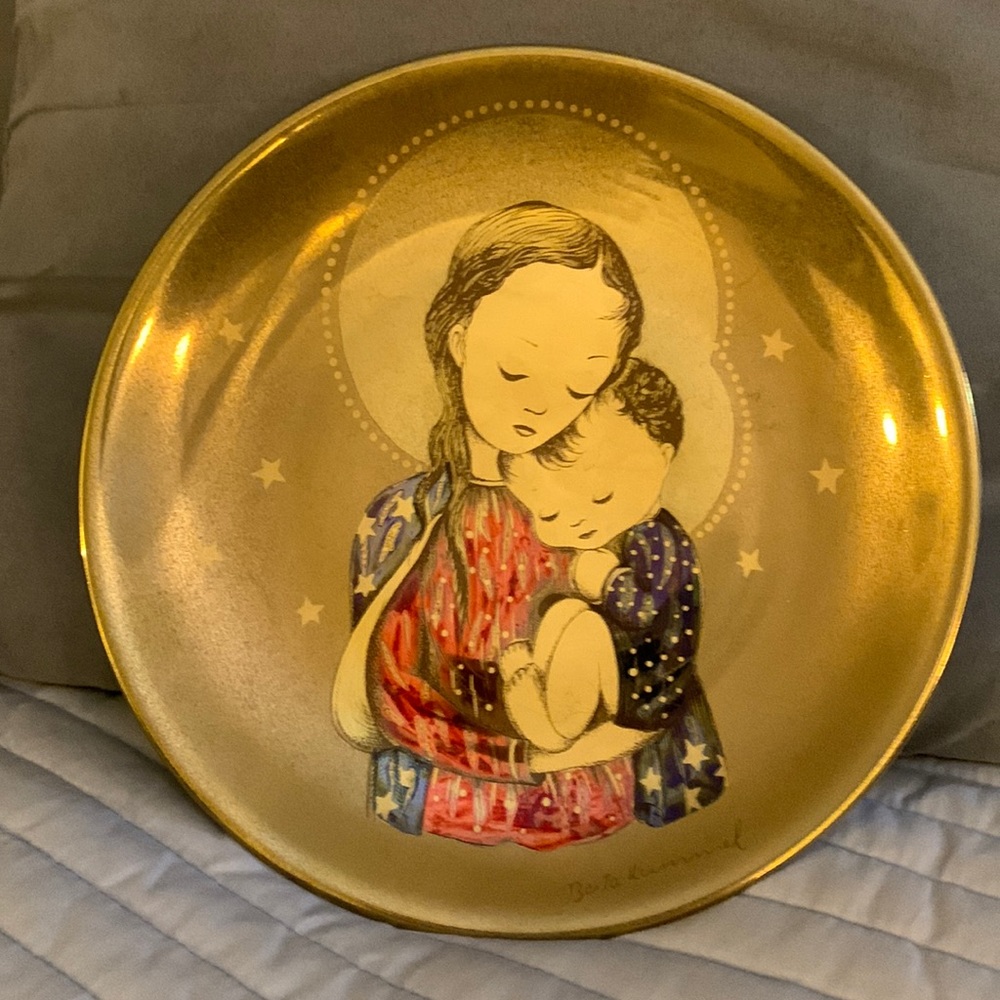 Berta Hummel TRANQUILLITY limited addition metallic gold Mother & child plate!